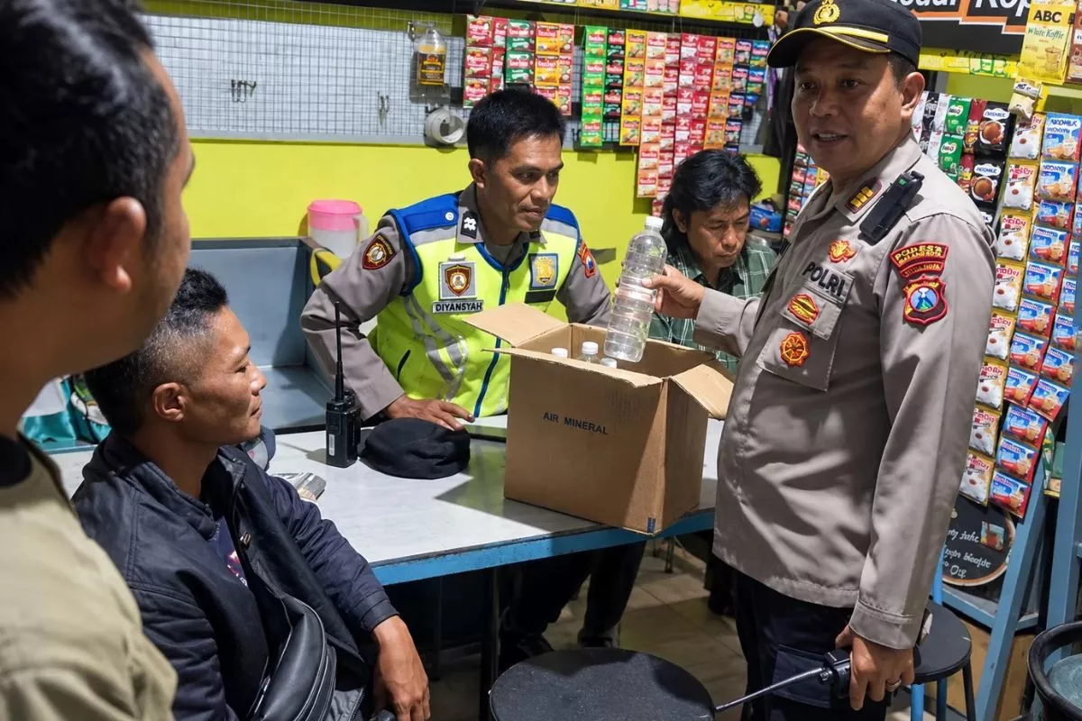 Polisi Amankan Belasan Botol Arak Bali Ilegal di Tajinan Kabupaten Malang