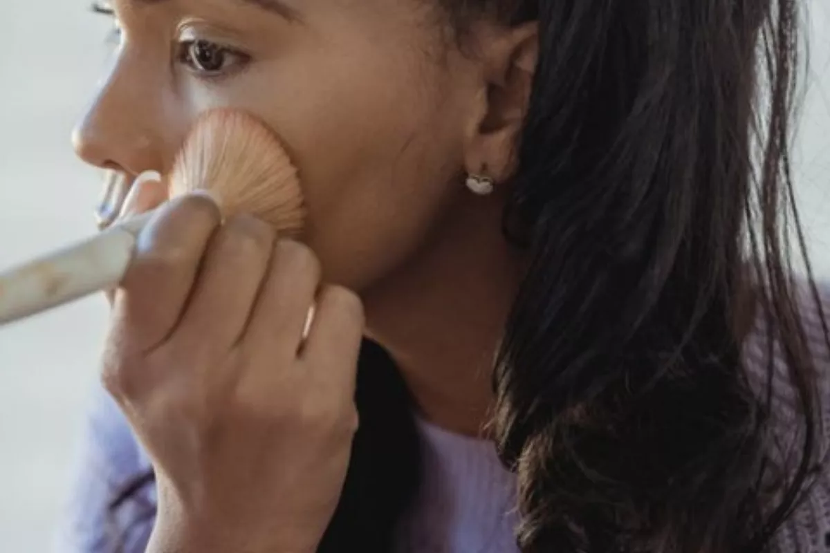 Bobbi Brown Bagikan Tips Pakai Concealer yang Tepat Agar Tak Cakey