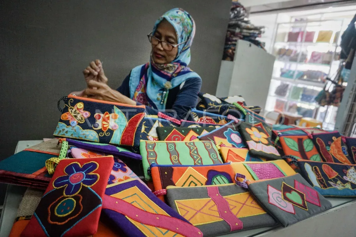 Membuat Dompet dari Kain Percam, Solusi Gaya Hidup Ramah Lingkungan 