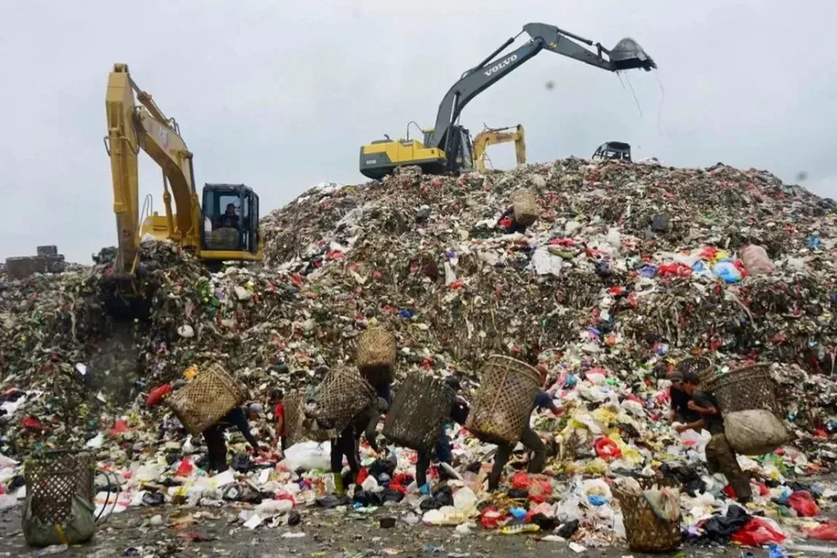 Pemerintah Olah Gunungan Sampah di TPA Menjadi BBM Terbarukan