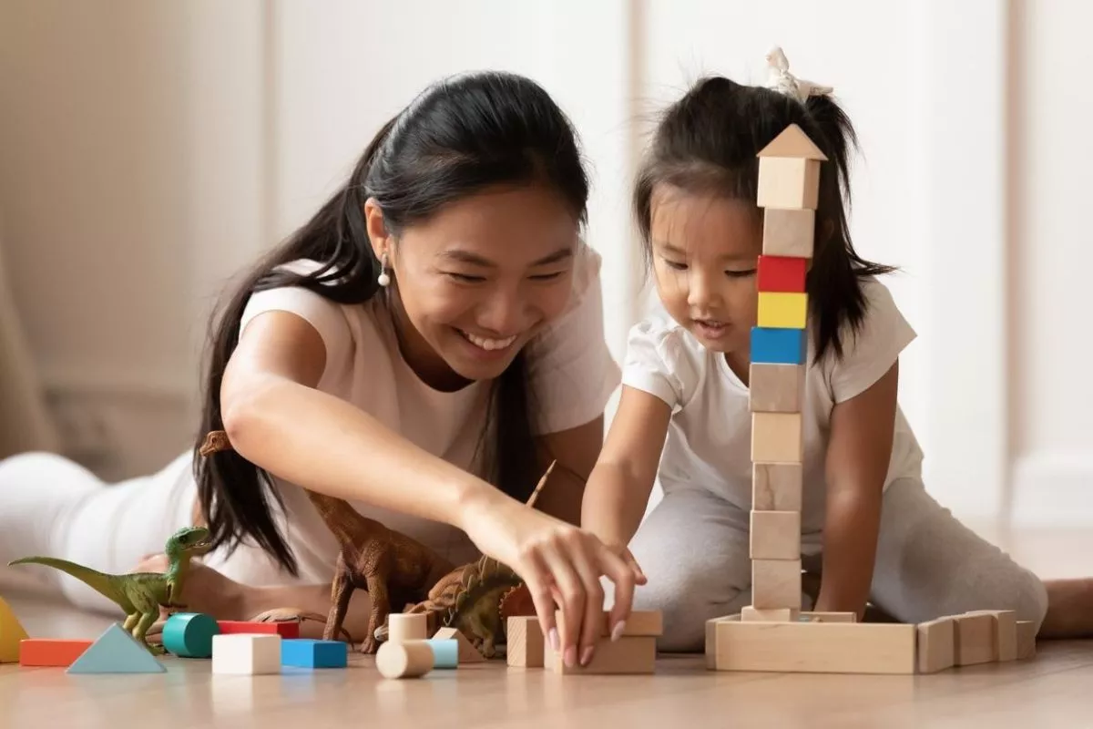 Ini Perbedaan Gaya Asuh Lighthouse dan Helicopter Parenting