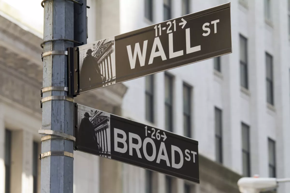 Wall Street Melemah Menanti Kinerja Perusahaan Teknologi dan Harga Minyak