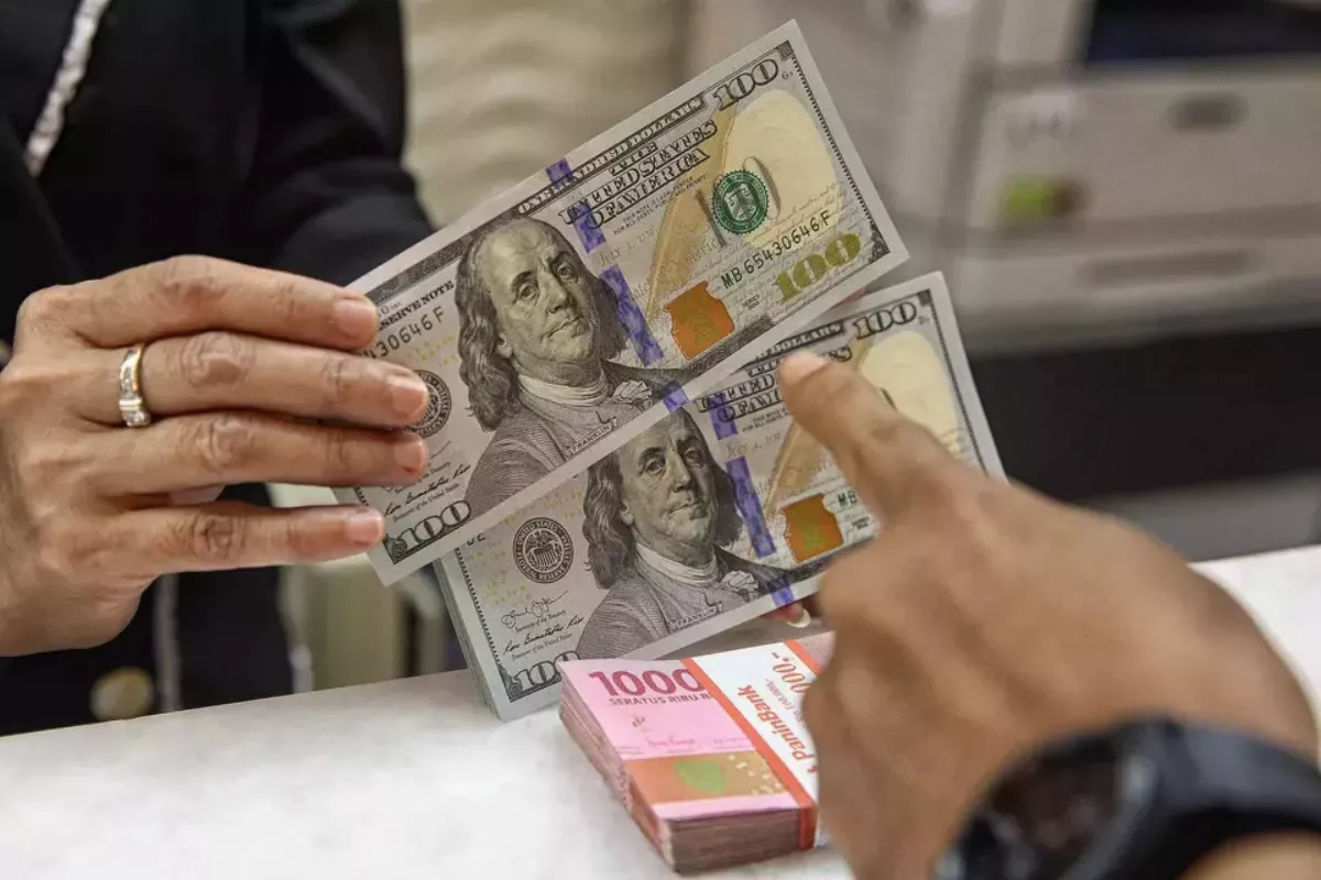 Rupiah Anjlok ke Rp 17.668 Per Dollar AS BI Berpeluang Naikkan Rate