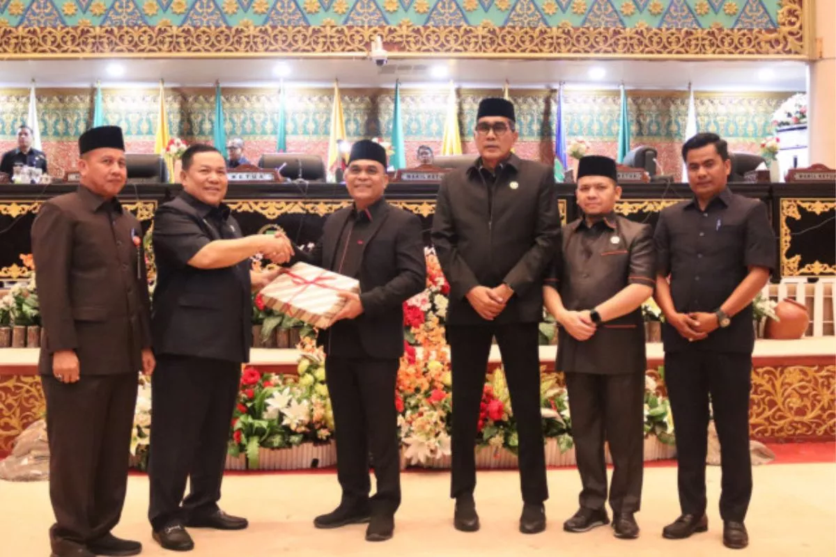 Pendapatan Provinsi Riau Tembus Rp12,18 Triliun per Juni 2026 Pendapatan Provinsi Riau mencapai Rp12,18 triliun per Juni 2026, tumbuh 2,95% YoY, didukung kenaikan PAD 31,90%. Namun, belanja daerah baru 31,32% dari pagu. Sahri