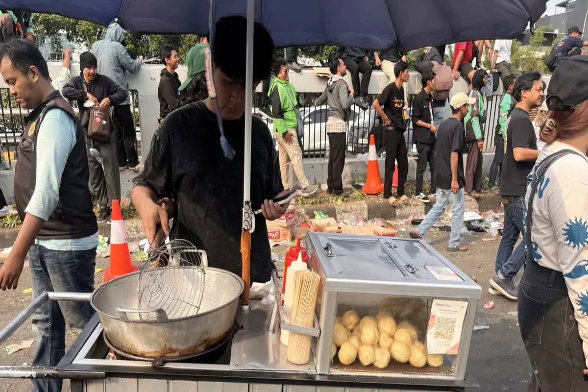 Dilema Pedagang Kaki Lima di Tengah Demonstrasi Gedung DPR Masalah Sinyal