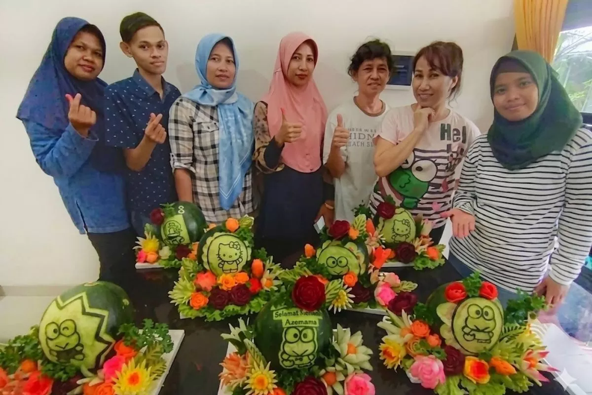 Keseruan Keluarga Mengukir Buah Semangka di Sheraton Surabaya
