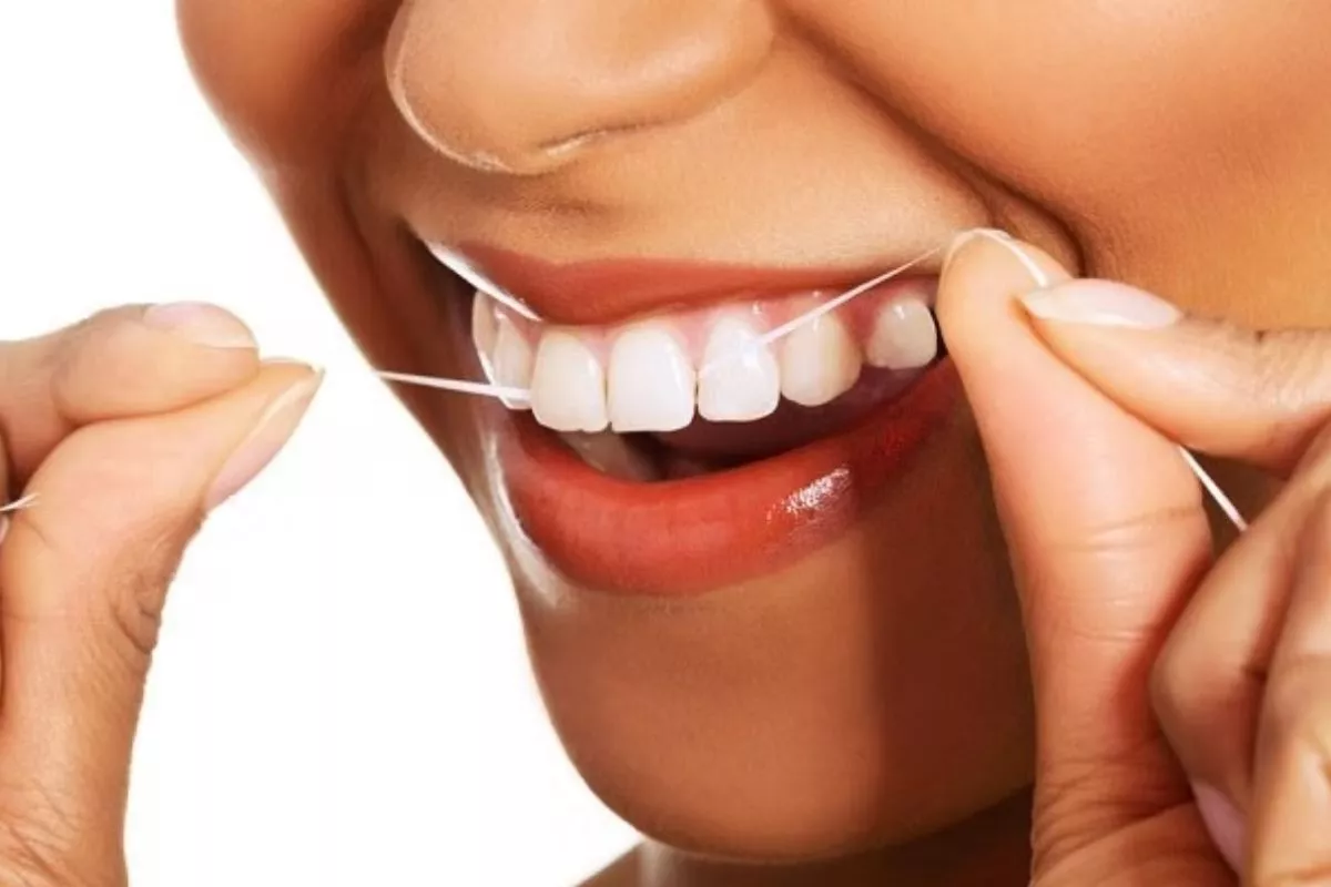 Pilih Dental Floss atau Water Flosser? Ini Kata Dokter Gigi