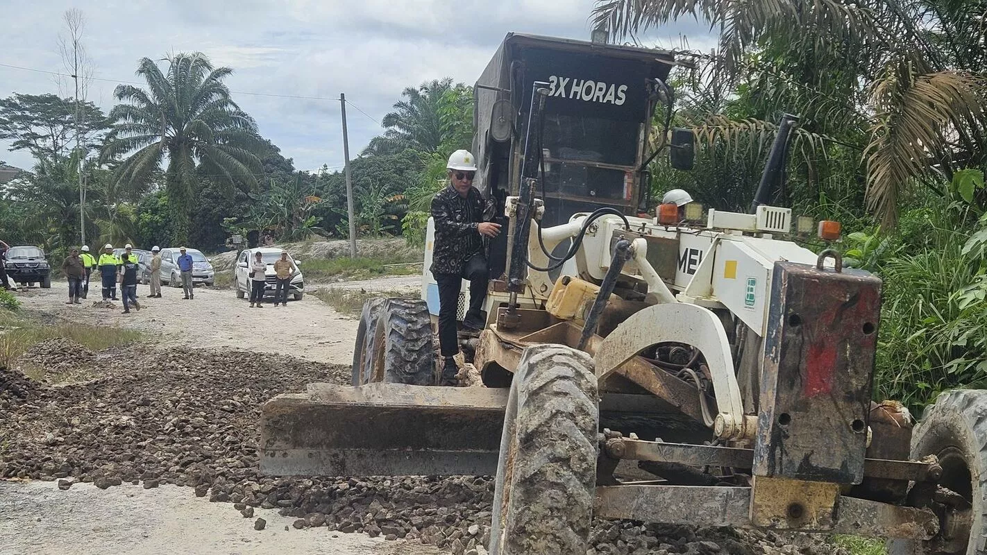 Kolaborasi Pemerintah dan Perusahaan Percepat Pembangunan Infrastruktur Jalan Desa Pulai Gading