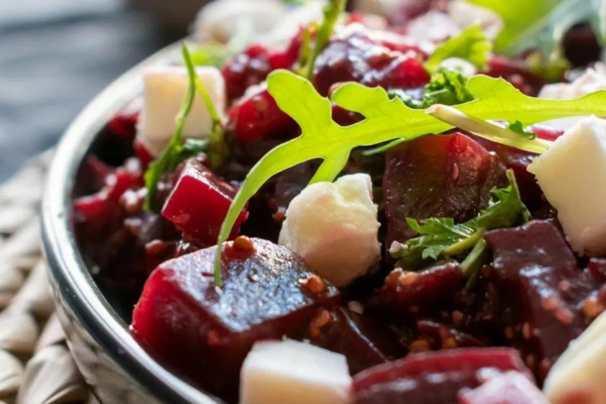 Cara Membuat Salad Bit Merah dan Nanas yang Segar dan Sehat