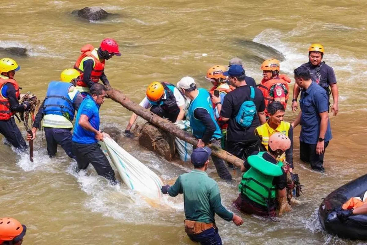 Peringati Hari Bumi, PLN EPI Gelar Aksi Bersih Sungai Ciliwung