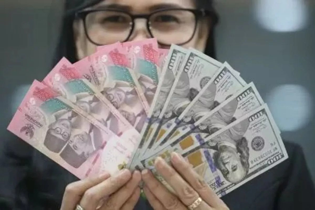 Rupiah Diproyeksi Melemah Tertekan Isu Demo dan Inflasi