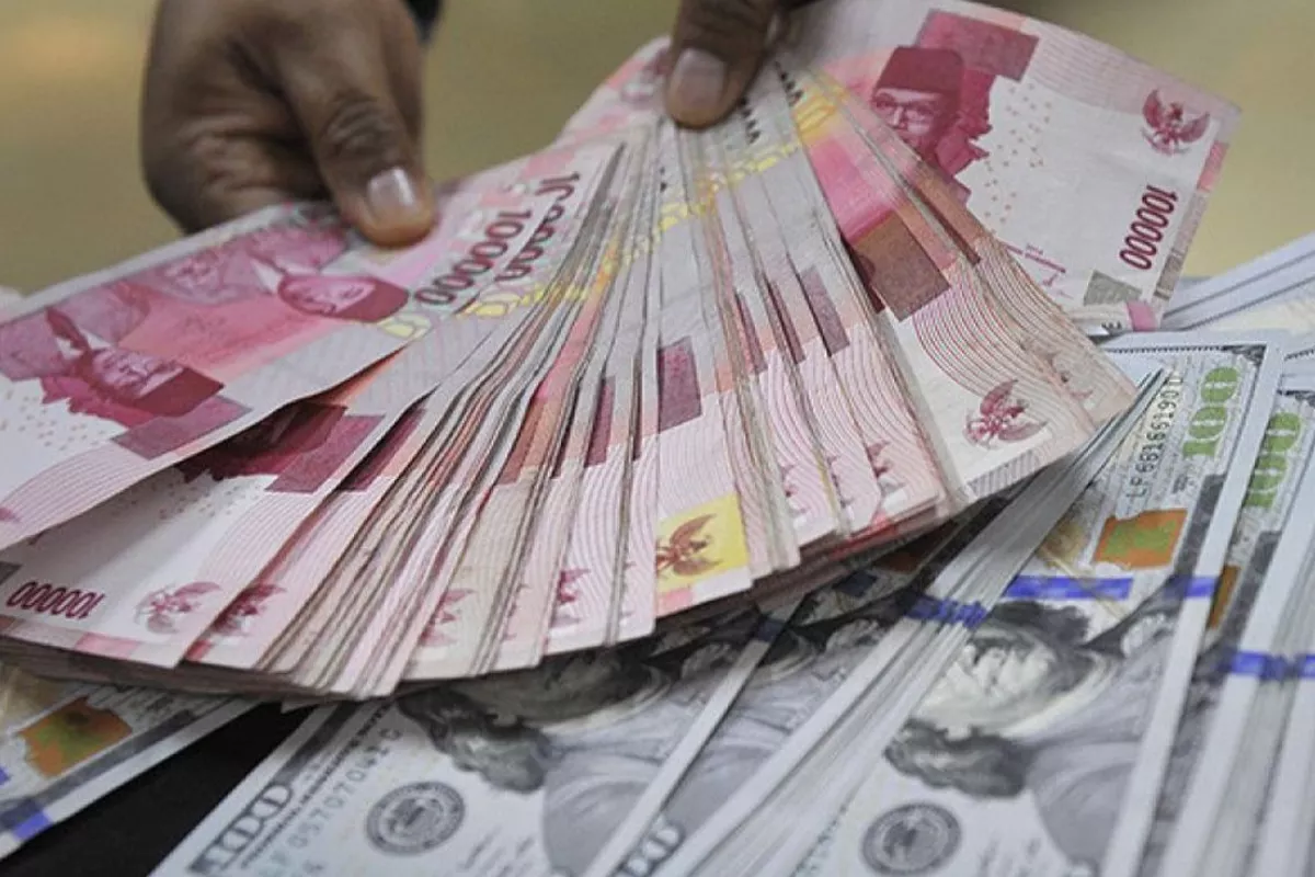 Rupiah dan Mata Uang Asia Bergerak Liar Imbas Lonjakan Harga Minyak
