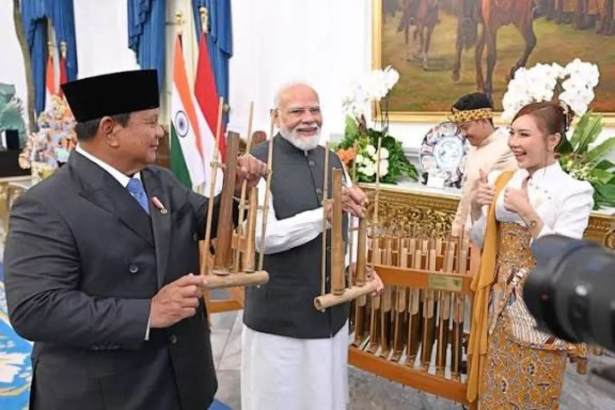 Momen Hangat Prabowo Beri Cendera Mata Angklung kepada PM Modi