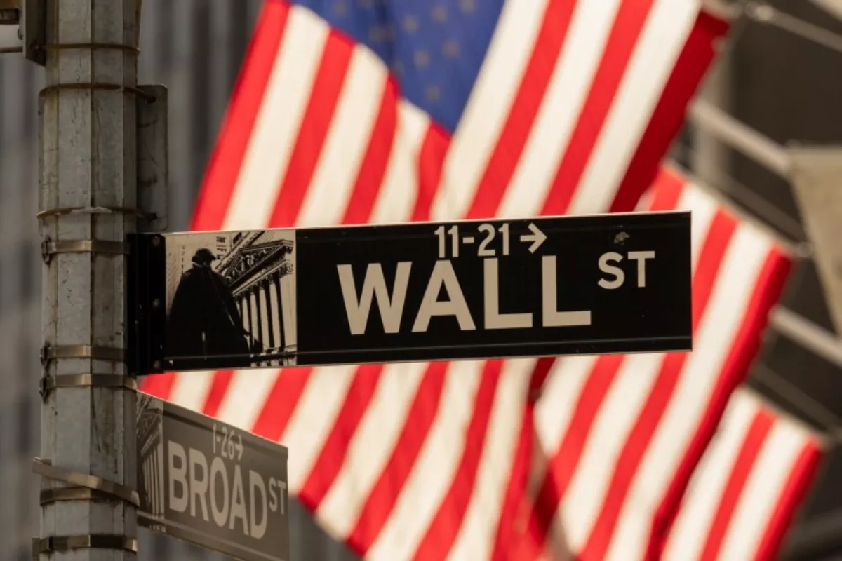 Wall Street Anjlok Lebih dari 2 Persen akibat Belanja AI dan Minyak