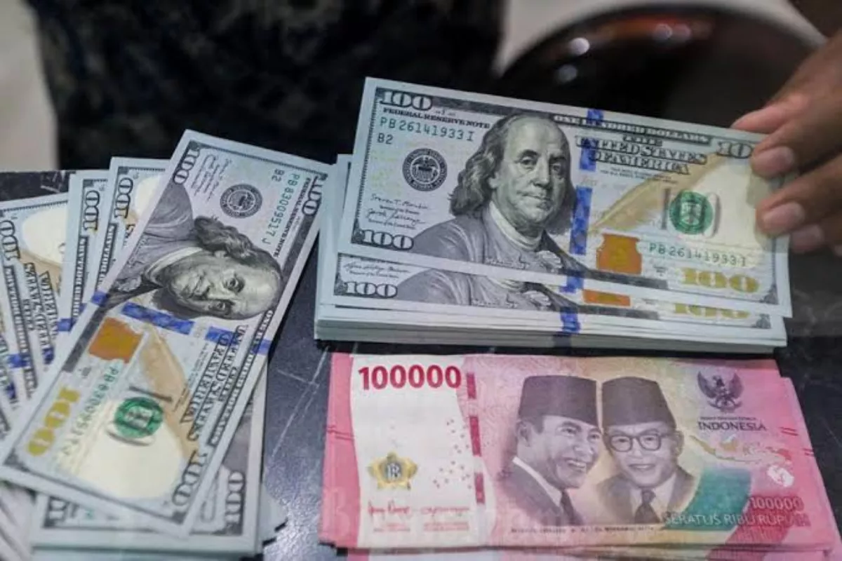 Rupiah Menguat Tipis Rp17.860 BI-Rate 5,75 Persen Diprediksi Bertahan