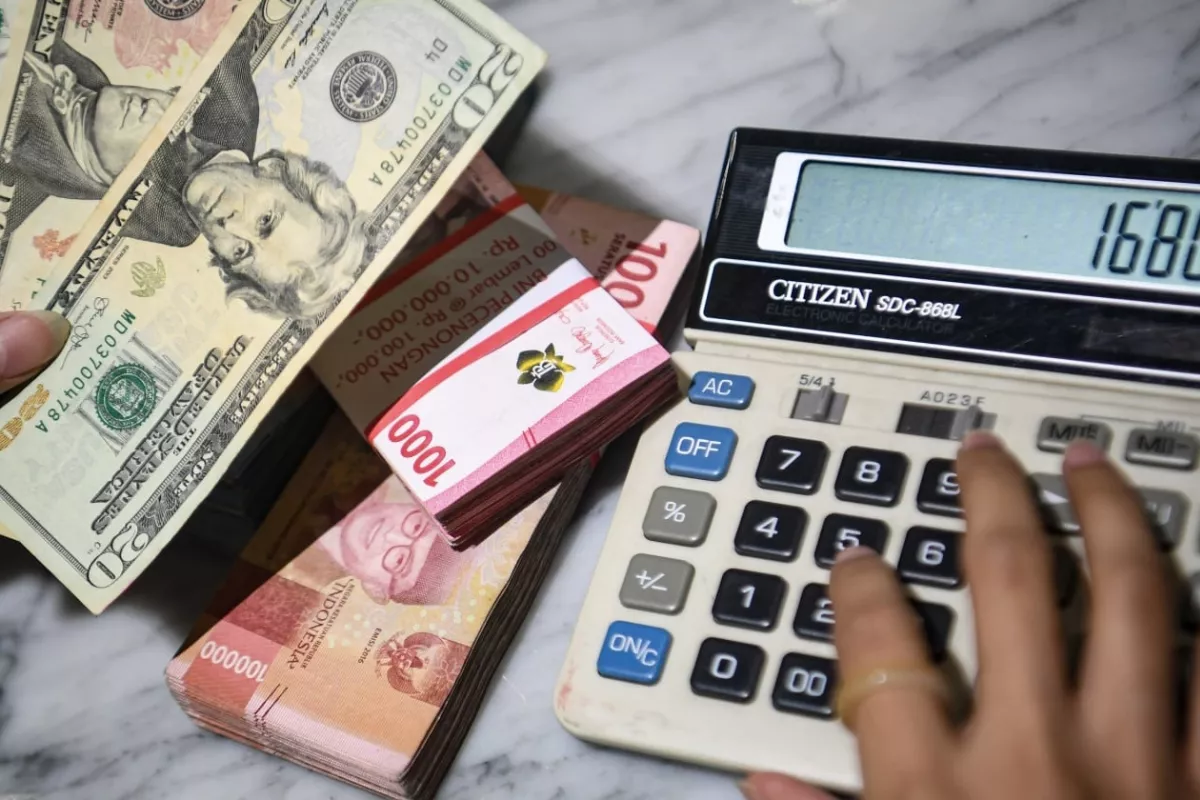 Rupiah Bertahan di Bawah Rp18.000, Tertekan Sentimen Luar dan Dalam Negeri