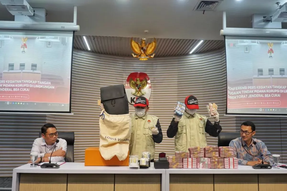Pejabat Bea Cukai Gunakan Uang Setoran Importir untuk Beli iPhone