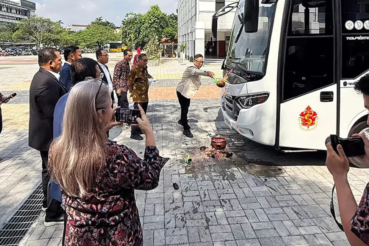 Dukung Mobilitas Mahasiswa, BRI Serahkan Satu Unit Bus ke Ubaya