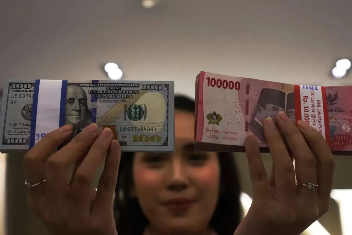 Rupiah Menguat ke Rp17.716 per Dolar AS dan Simak Kurs Bank Besar
