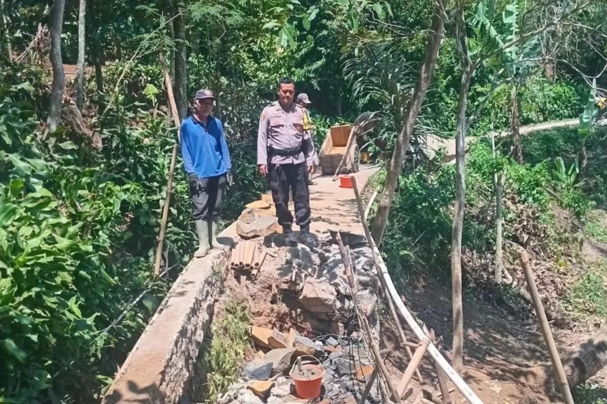 Petugas Imbau Warga Prioritaskan Keselamatan Proyek Jalan Longsor