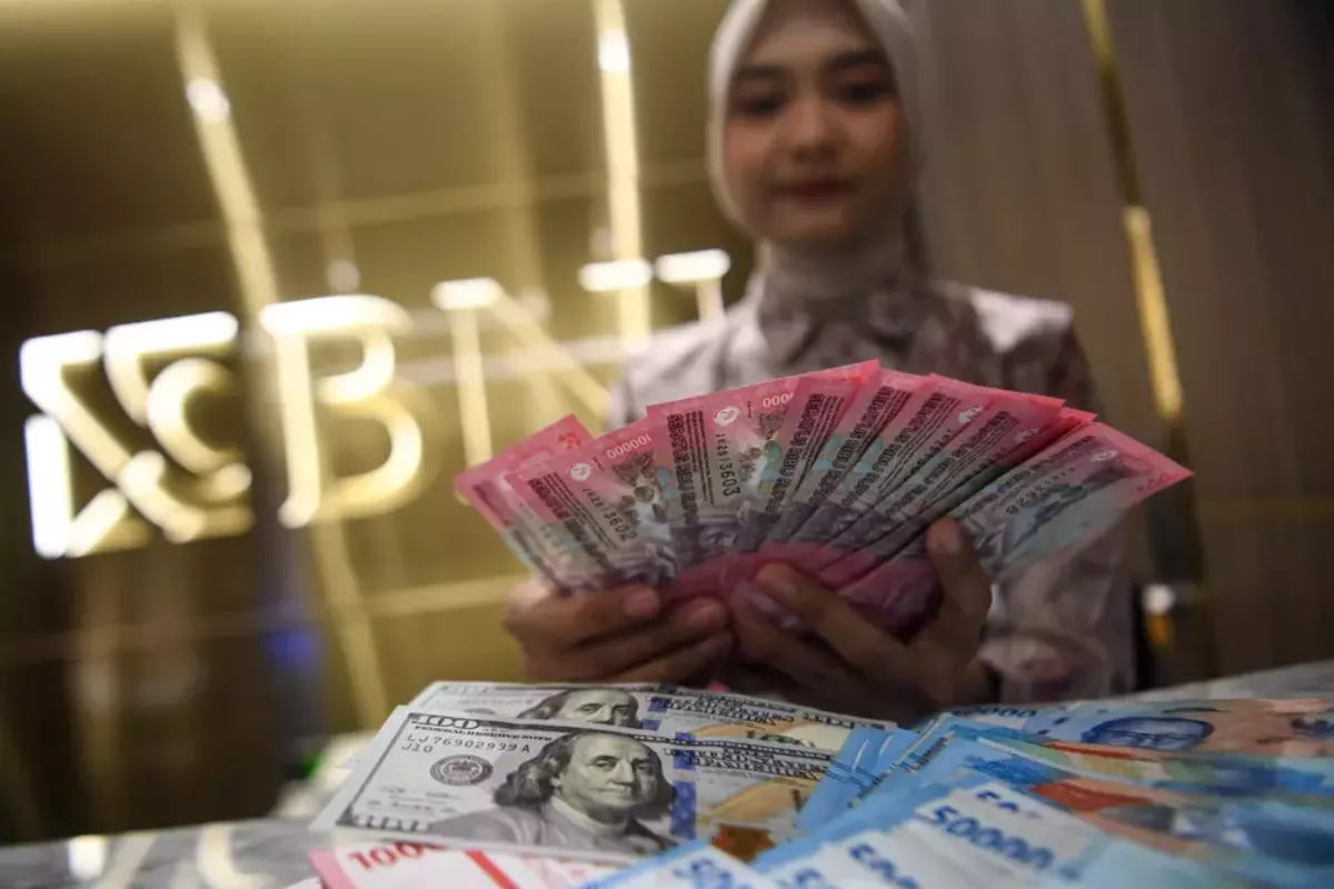 Rupiah Ambles ke Rp17.987, Ini Kurs Dolar AS di BCA, Mandiri, BRI, BNI