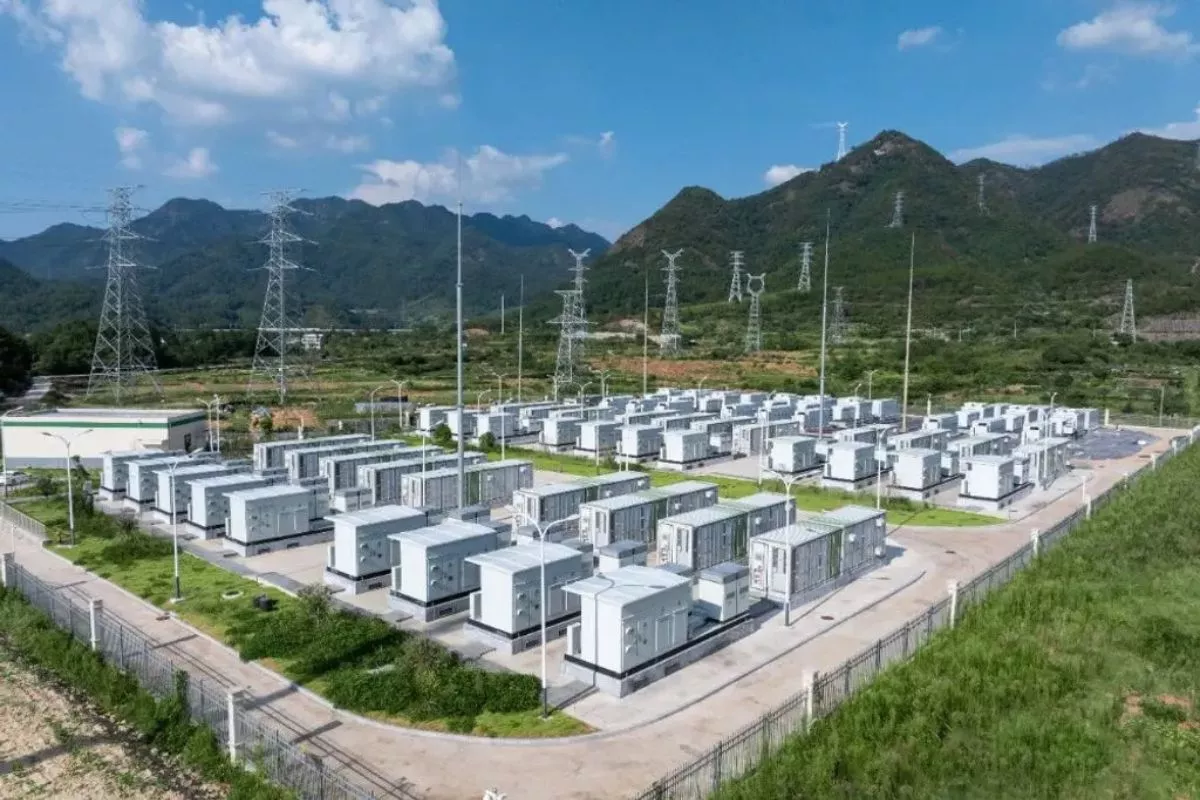 Jalan Terjal Indonesia Mencapai Target 100 GW PLTS dan Transisi Energi