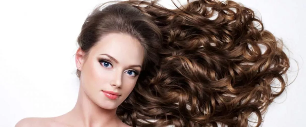 5 Tips Curly Rambut Tanpa Catokan Hasilnya Bervolume dan Tampak Natural
