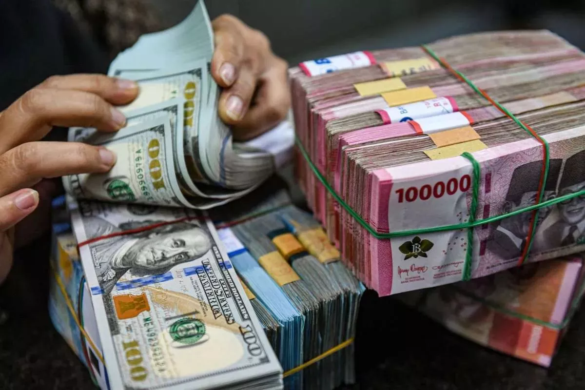 Rupiah Hari Ini Diprediksi Fluktuatif dan Berpotensi Melemah ke Rp 17.750