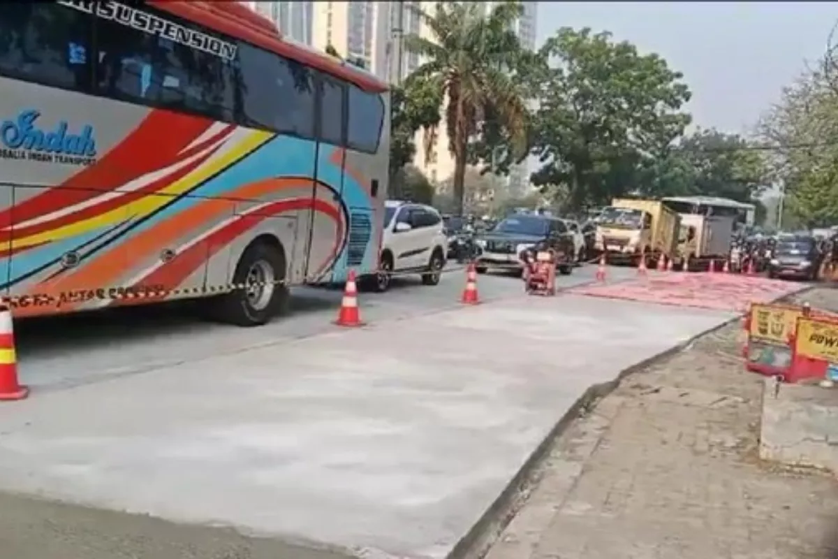 Ada Pengecoran Jalan, Arus di Jl Daan Mogot Arah Rawa Buaya Macet