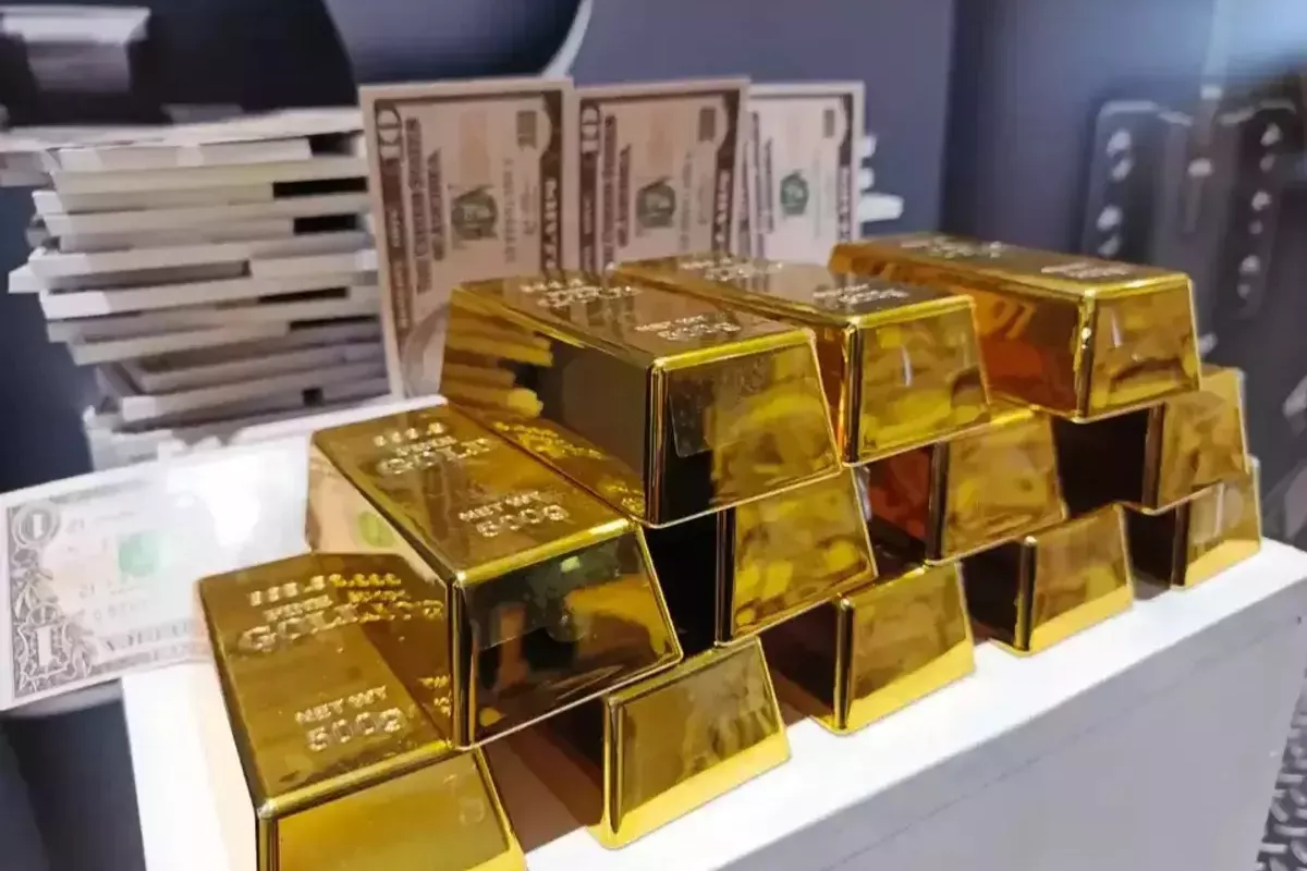 Harga Emas Dunia Melemah 1,2 Persen Akibat Lonjakan Harga Minyak