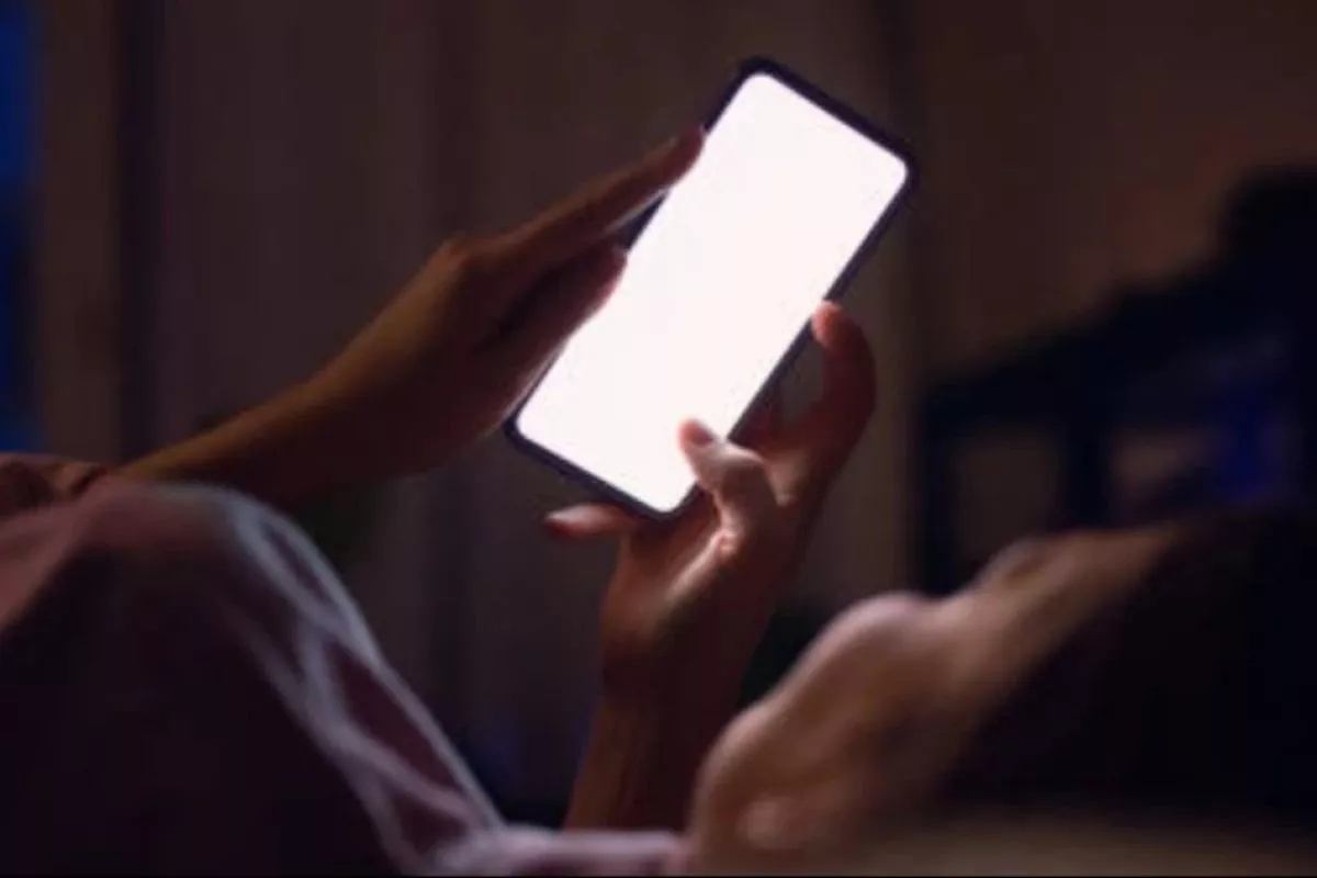 Berbagai Dampak Sering Scrolling HP Sebelum Tidur bagi Kesehatan Otak