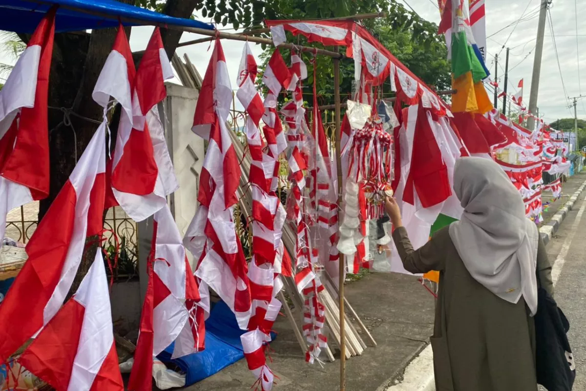 Penjual Bendera Mengeluhkan Penjualan Sepi Pembeli Di Awal Agustus Ini
