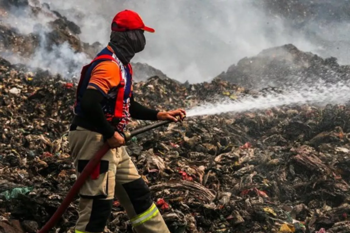 Ratusan Warga Mengungsi Akibat Kebakaran TPA Jatiwaringin