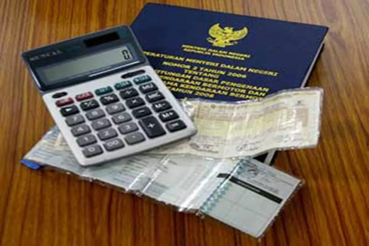 Bahlil Usul Diferensiasi Pajak Kendaraan Bensin dan Listrik