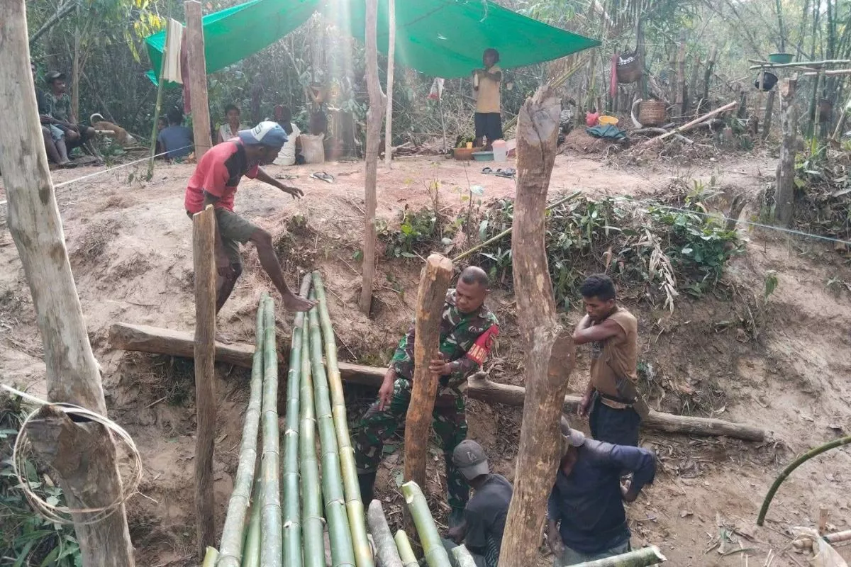 Babinsa dan Warga Tanjung Sari Gotong Royong Bangun Jembatan Desa