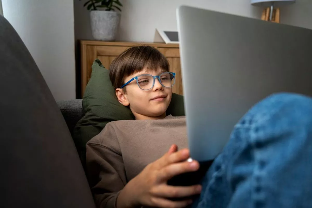Riset: Screen Time Berlebih pada Balita Turunkan Prestasi Belajar