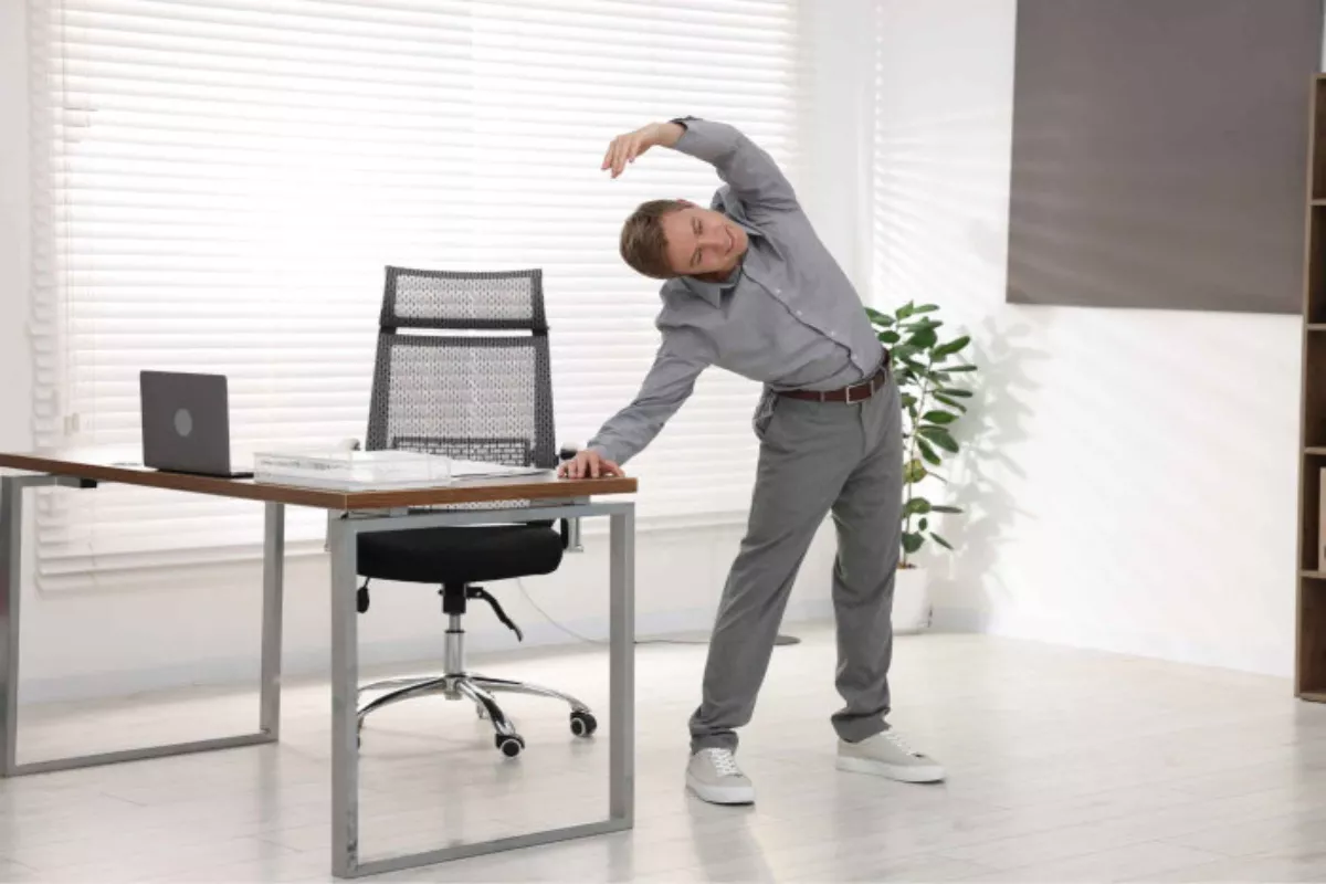 Gerakan Desk Stretching Sederhana Atasi Leher Kaku Sela Kerja