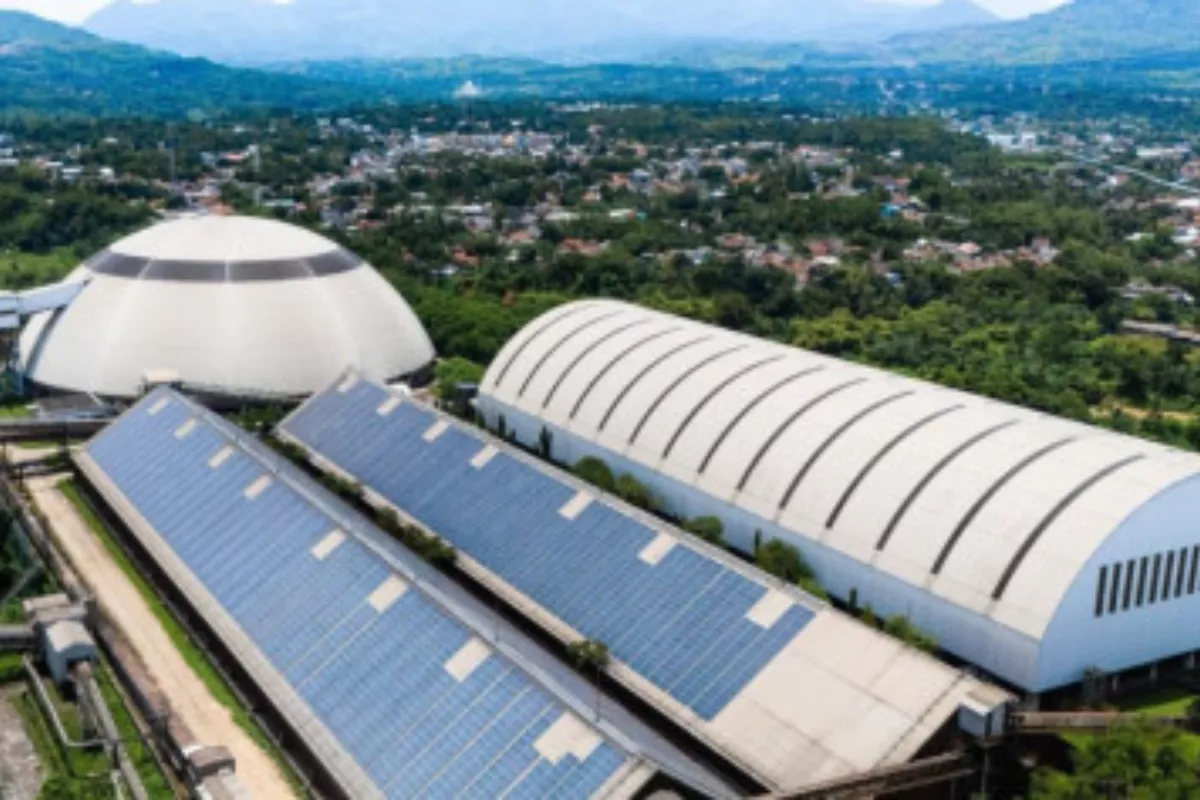 Tekan Emisi, Indocement Operasikan PLTS Kapasitas 71,9 MW