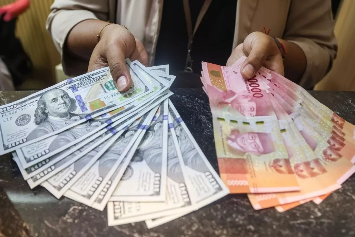 Penyebab Rupiah Melemah ke Rp17.646/US$: Geopolitik hingga Erupsi