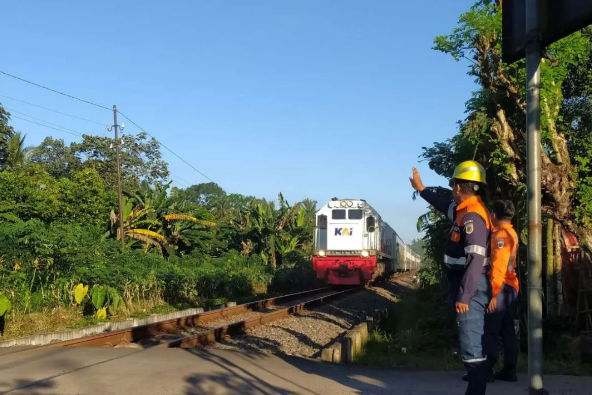 Tingkatkan Keamanan Liburan, KAI Tambah Petugas di Perlintasan