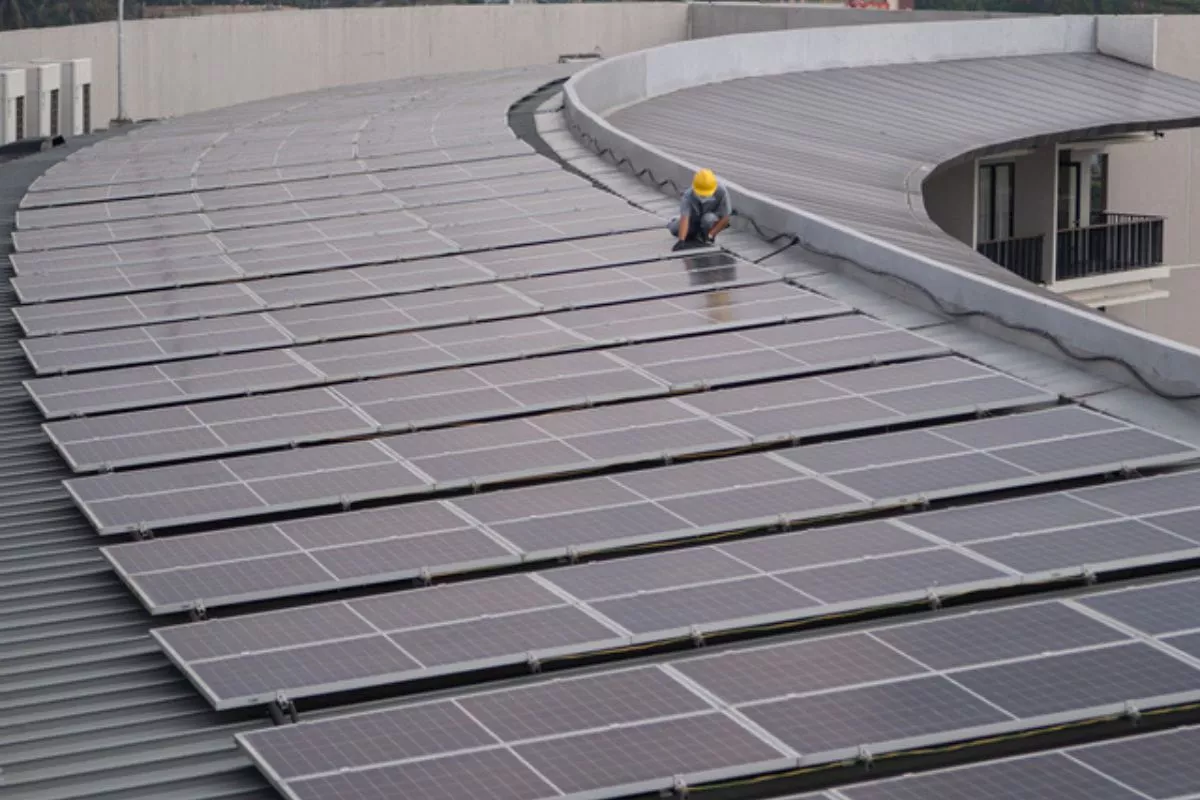Perkuat Energi Bersih, APL Operasikan PLTS Atap di Jawa Timur