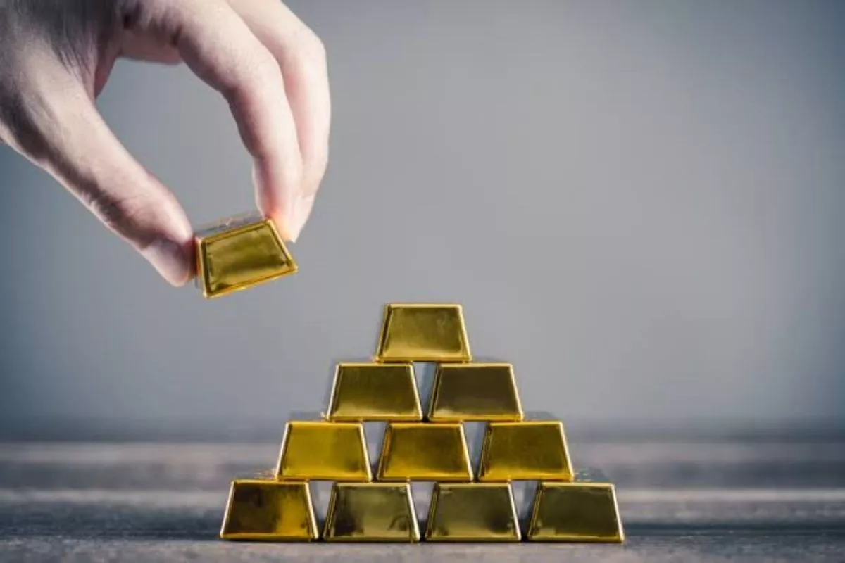 Harga Emas Hari Ini Tertekan Yield AS, Geopolitik Jadi Penopang