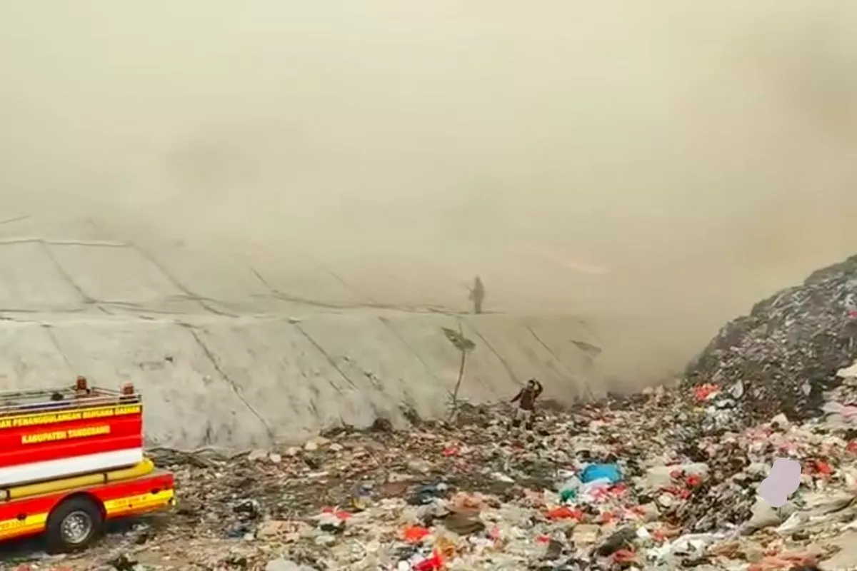 TPA Jatiwaringin Masih Kebakaran, Pemadaman Berlanjut Hari Ketiga
