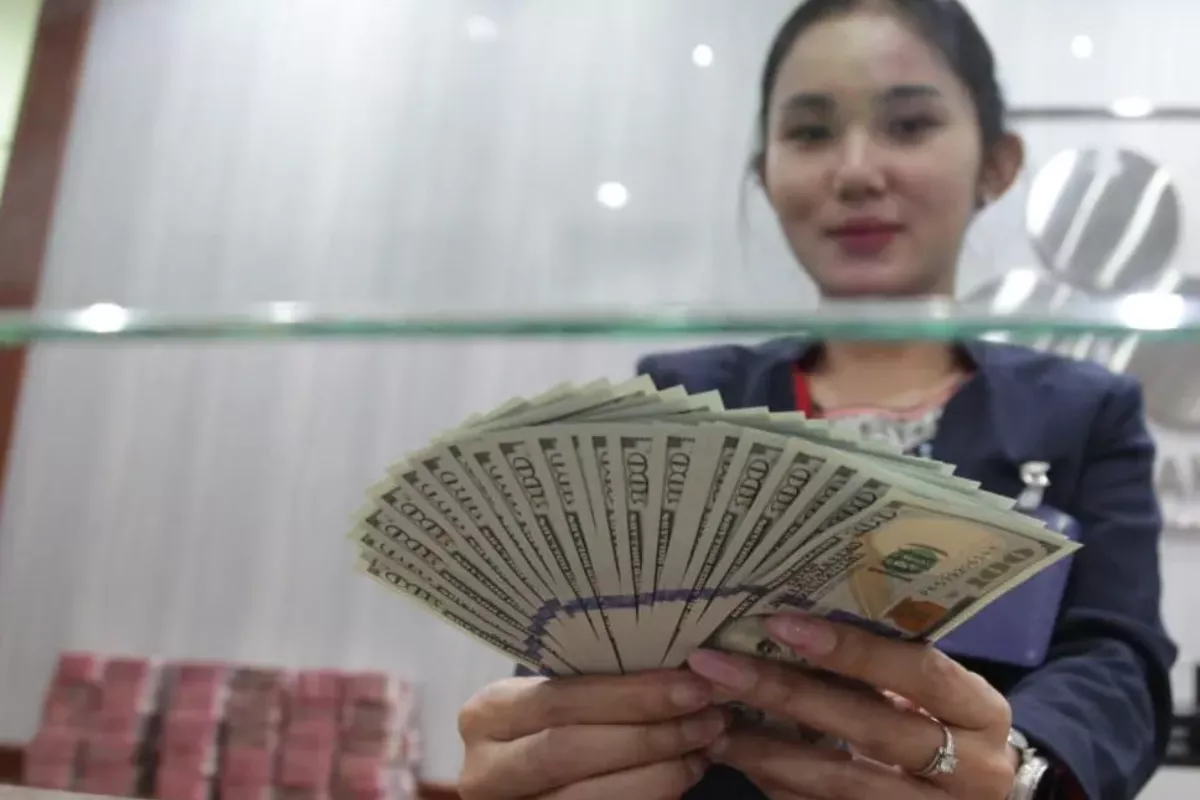 Rupiah Pagi Ini Dibuka Melemah Tipis ke Level Rp17.728 per Dolar AS