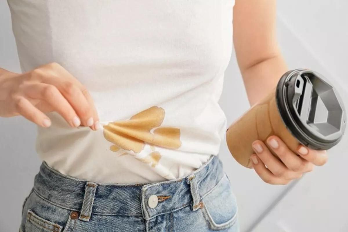 Cara Menghilangkan Noda Kopi di Baju Putih Secara Cepat dan Bersih