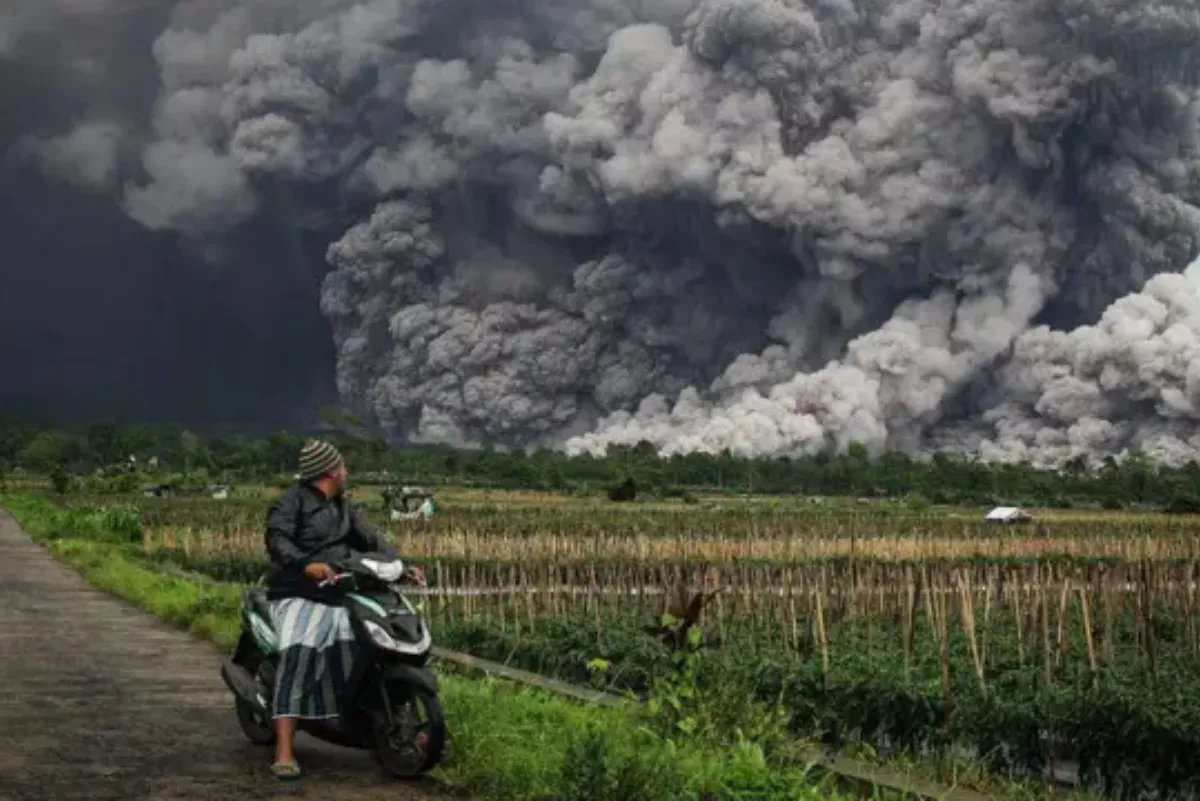 Sebaran Abu Vulkanik Tiga Gunung, BMKG Beri Peringatan
