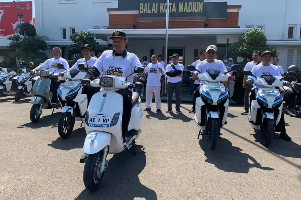 Smooth Motor Listrik: Solusi Atasi Polusi dan Beban Subsidi BBM