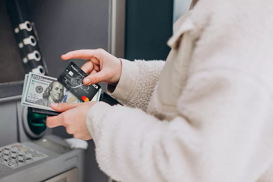 Cara tarik tunai tanpa kartu di ATM bank luar negeri saat traveling