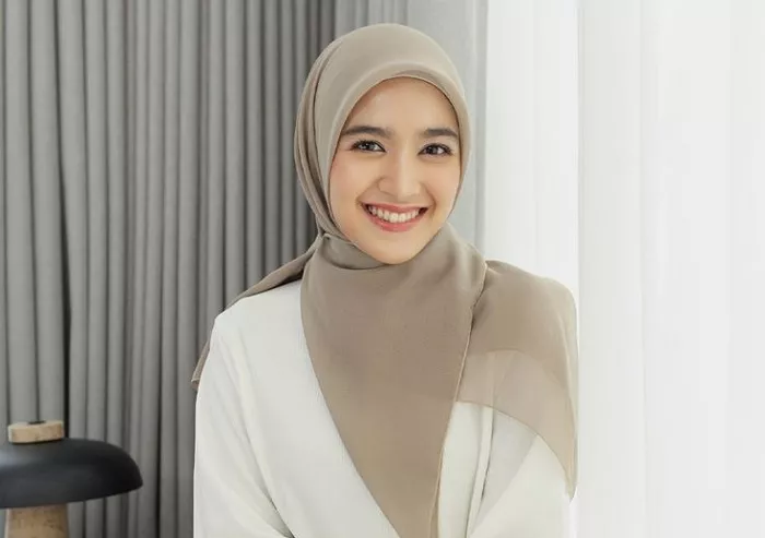 Tutorial Mudah Hijab Segi Empat Simple dan Elegan Tanpa Jarum Pentul