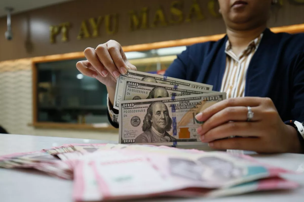 Rupiah Melemah ke Rp 18.041 per Dolar AS Jelang Tengah Hari